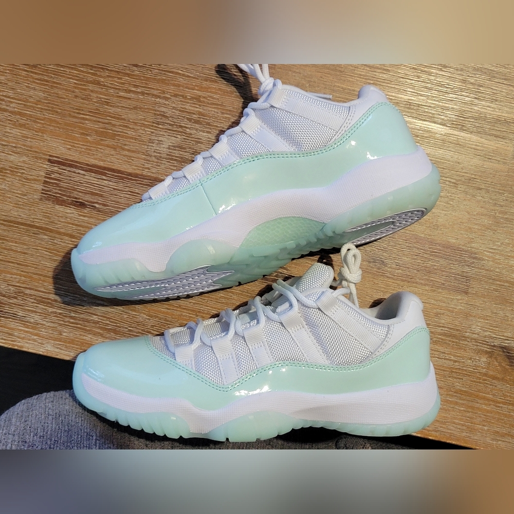 BRAND NEW NIKE Jordan 11 Low - White/Igloo Size 6